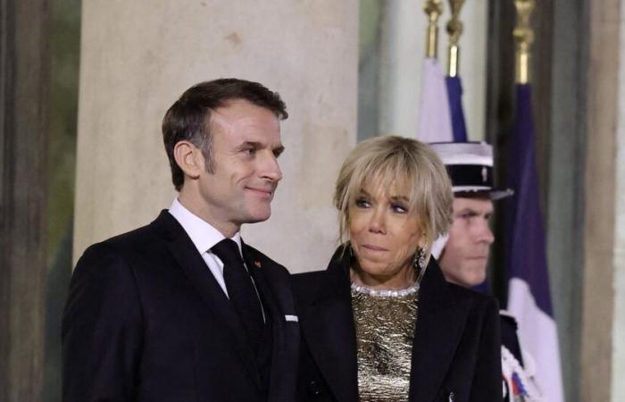 Images inédites de Brigitte Macron embrassant son mari Emmanuel, le couple comme on les a rarement vu