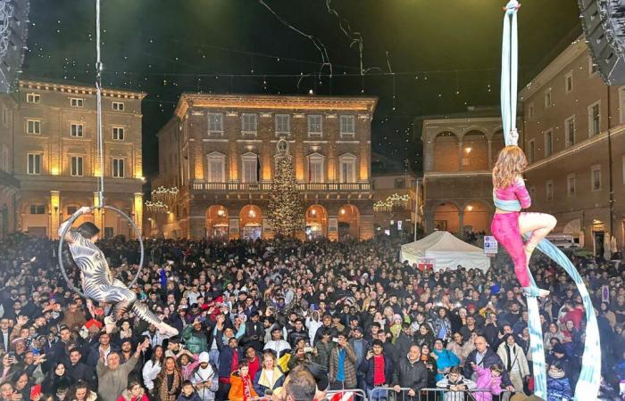 Marco Melandri et une grande fête sur la Piazza della Libertà pour le réveillon du Nouvel An 2025.