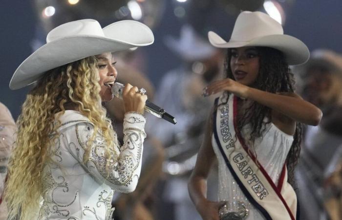 Beyoncé et sa fille Blue Ivy enflamment la scène d’un match de football américain au Texas