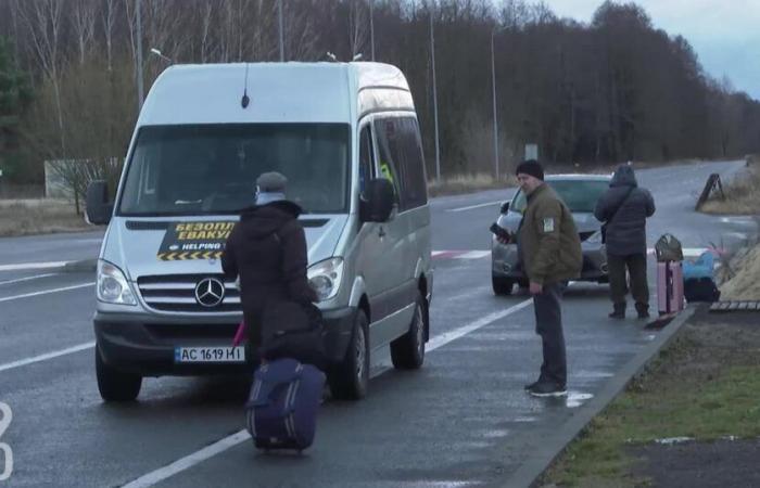 Un poste frontière en Ukraine, une fenêtre ouverte sur la vie en territoire occupé