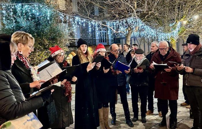 Monflanquin. Musique et chants sous le grand sapin de la place des Arcades