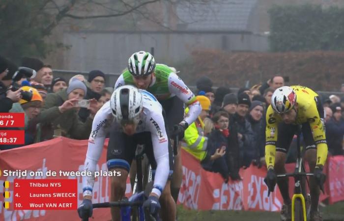 Une chute avec un spectateur place finalement Van Aert en lice pour le podium, Van der Poel dans une classe à part à Loenhout