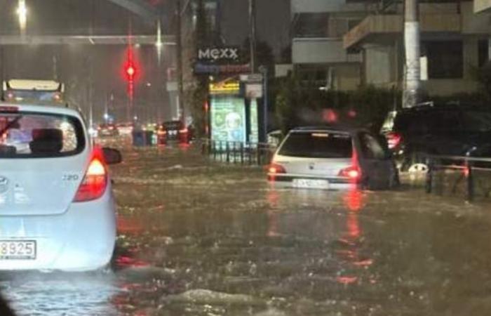 Les inondations paralysent la Grèce, la presse critique une impréparation « surréaliste »