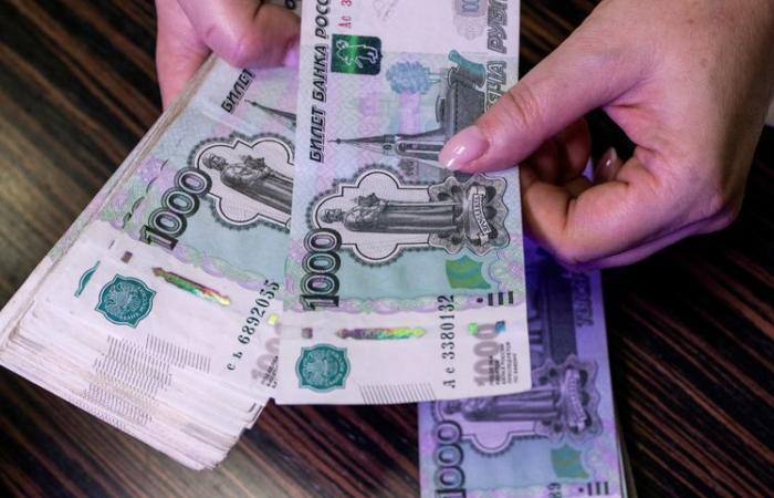 Le rouble russe devrait se situer autour de 100 pour un dollar américain d’ici début 2025, selon un sondage Reuters