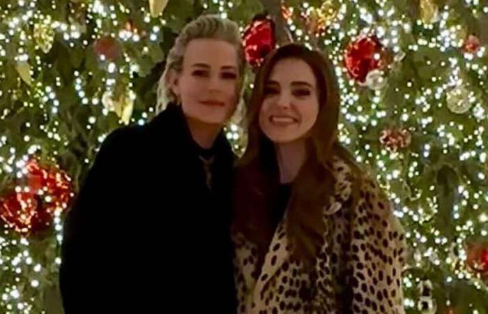 Sophia Bush et Ashlyn Harris embrassent PDA à Paris pour Noël