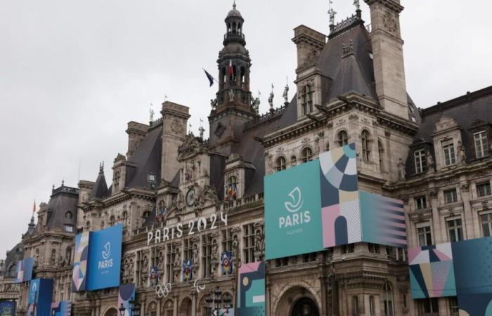 les réservoirs d’essence débordent près de l’Hôtel de Ville, polluant le sol et gênant les employés