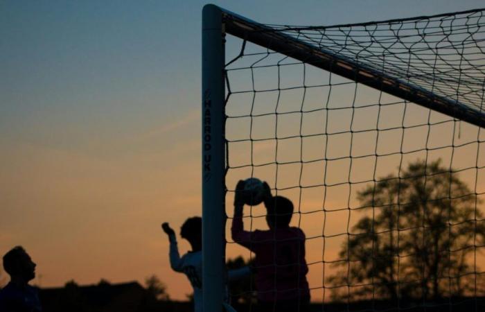 l’entraîneur d’un petit club de football amateur visé de façon terrifiante