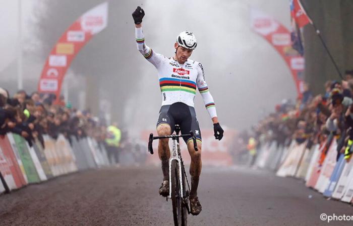 Une chute avec un spectateur place finalement Van Aert en lice pour le podium, Van der Poel dans une classe à part à Loenhout