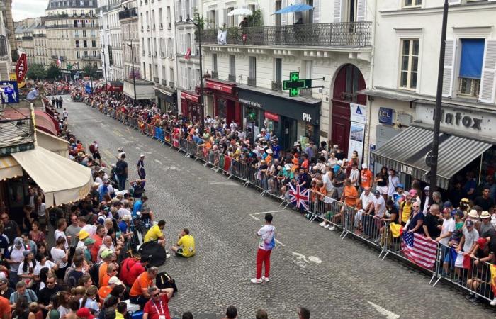 Depuis un balcon, vue plongeante sur la rue Lepic et les coureurs