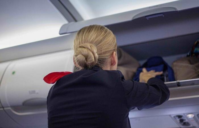 Voici 5 choses que vous faites (peut-être) dans un avion et qui agacent les agents de bord