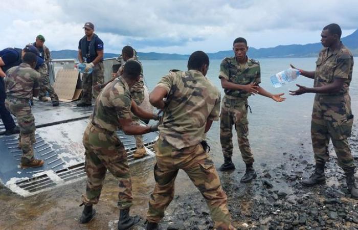 à bord du « Champlain », un navire militaire qui distribue de l’eau aux villages accessibles par la mer