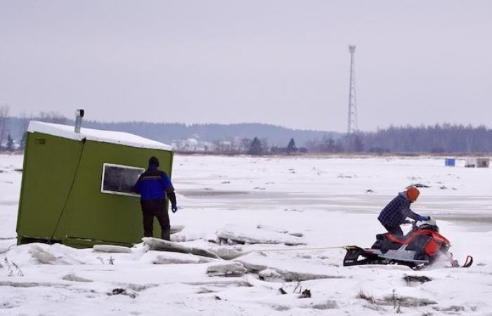 Malgré la douceur annoncée, les pêcheurs d’éperlan brisent la glace