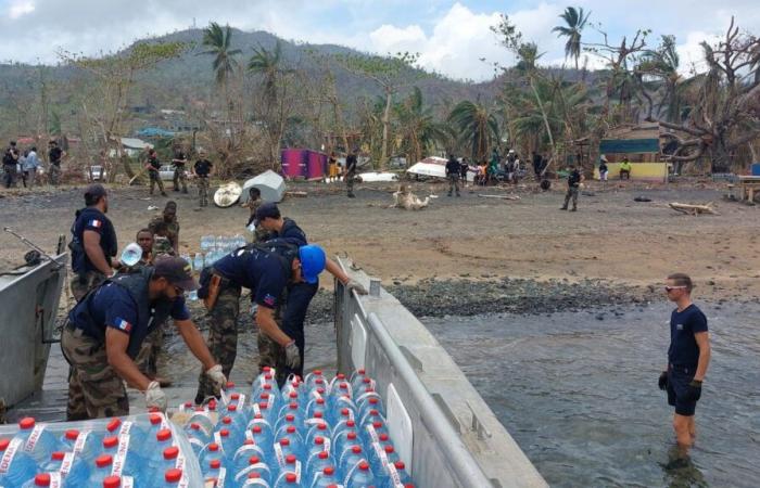 à bord du « Champlain », un navire militaire qui distribue de l’eau aux villages accessibles par la mer