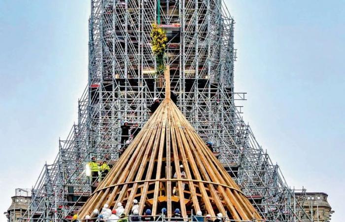 charpente, flèche, faîteaux… les images marquantes de la reconstruction de la toiture disparue