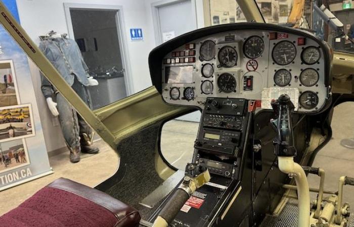 Les visiteurs explorent le cockpit d’avions de guerre historiques à Saskatoon