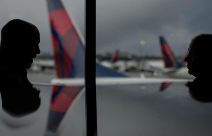 Le suspect s’est faufilé sur un vol Delta à l’aéroport SEA avant d’être arrêté