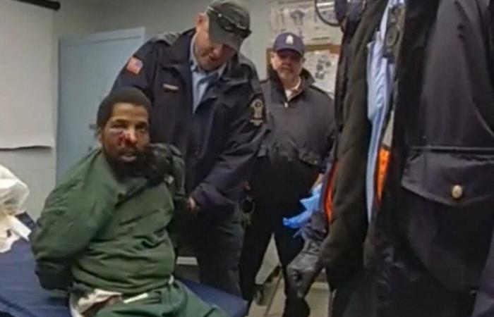 Des images montrent des agents correctionnels de New York battant un détenu afro-américain avant sa mort