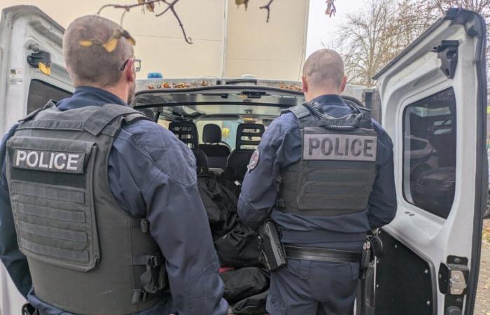 ils retournent à la maison qu’ils ont cambriolée la veille et croisent les propriétaires