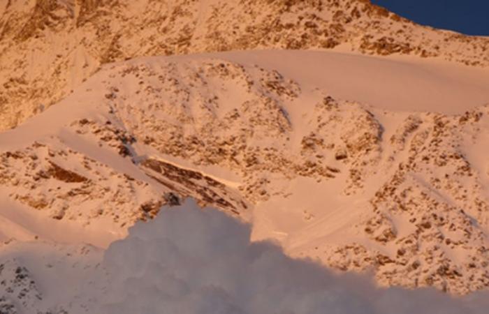 le massif cède sous les pieds d’un skieur, il disparaît sous la neige