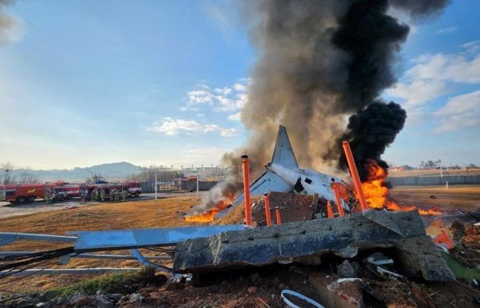 Un avion transportant 181 passagers prend feu lors de son atterrissage à l’aéroport sud-coréen, au moins 47 morts confirmés