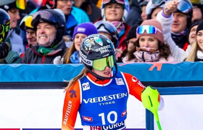 Camille Rast exhibe son dossard rouge de leader