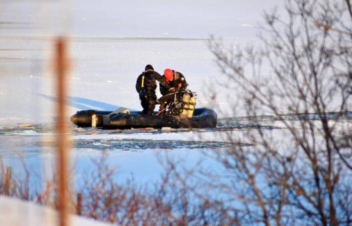 Un père motoneigiste décède dans une rivière