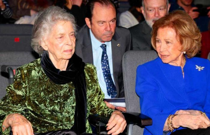 La reine Sofia sort après Noël avec la princesse Irène lors d’un concert d’instruments de musique recyclés