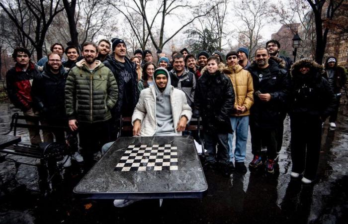 « Merci à ceux qui ont bravé la pluie »… Victor Wembanyama joue aux échecs dans un parc new-yorkais avec des fans