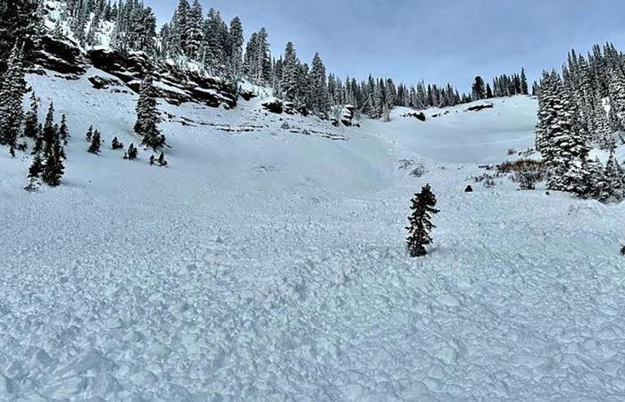 Un homme déclenche une avalanche et sauve son frère enseveli sous la neige