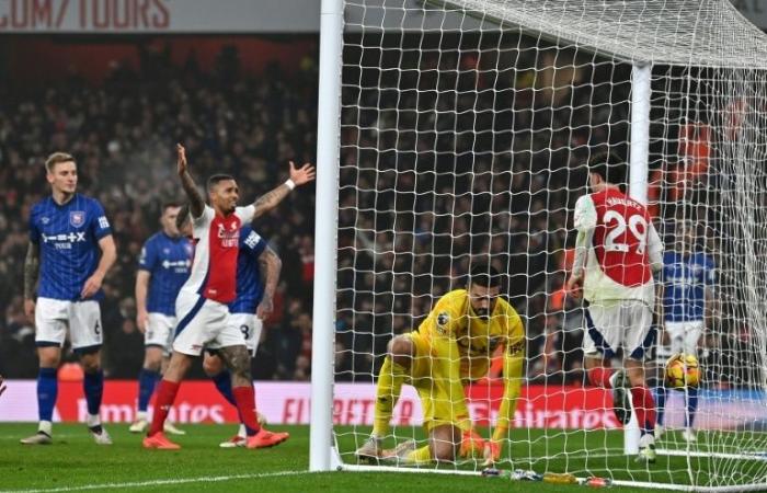 Arsenal bat Ipswich et devient vice-champion de Liverpool