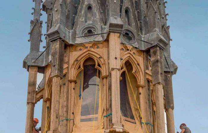 charpente, flèche, faîteaux… les images marquantes de la reconstruction de la toiture disparue