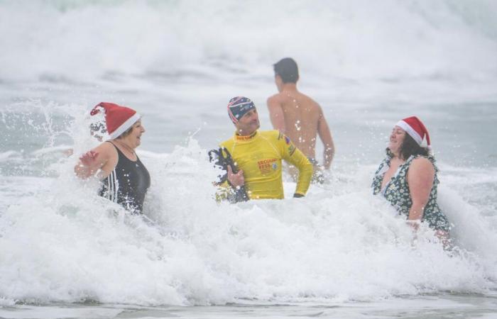 pour fêter Noël, près d’une centaine de courageux ont plongé dans l’océan à Mimizan