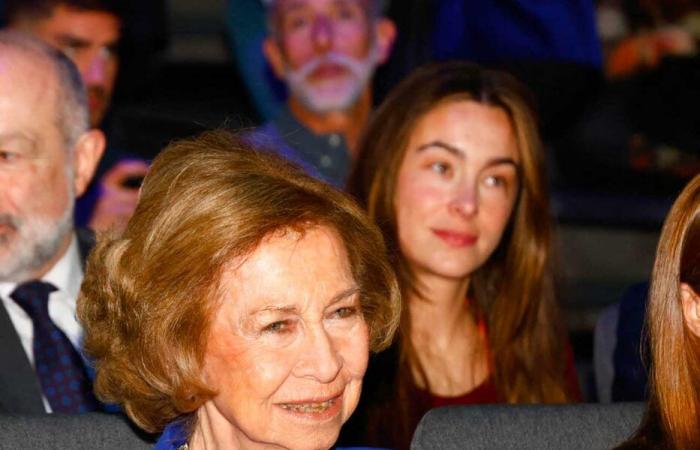 La reine Sofia sort après Noël avec la princesse Irène lors d’un concert d’instruments de musique recyclés