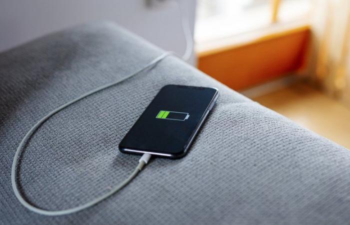 Smartphones, écouteurs, appareils photo… Le chargeur universel devient la norme pour les appareils mobiles