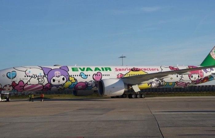 Le Boeing 777 Hello Kitty d’Eva Air arrive à Paris-CDG