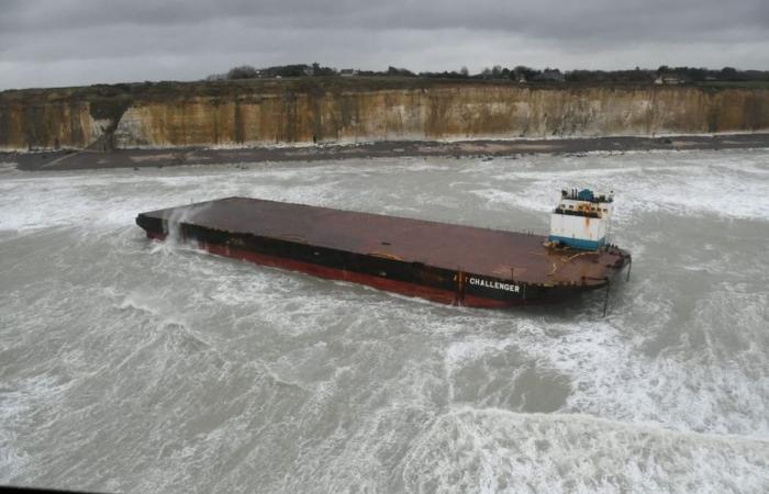 la barge échouée après la tempête a été retirée