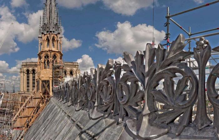 charpente, flèche, faîteaux… les images marquantes de la reconstruction de la toiture disparue