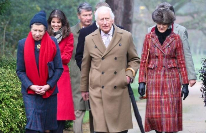 Le roi Charles accompagné d’un membre de la famille royale alors qu’il sort pour la première fois depuis Noël | Royal