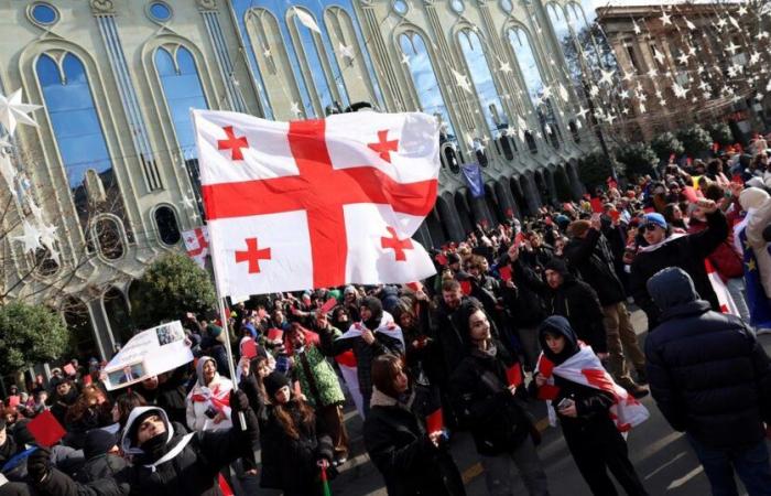 des milliers de manifestants contestent l’investiture du nouveau président devant le Parlement