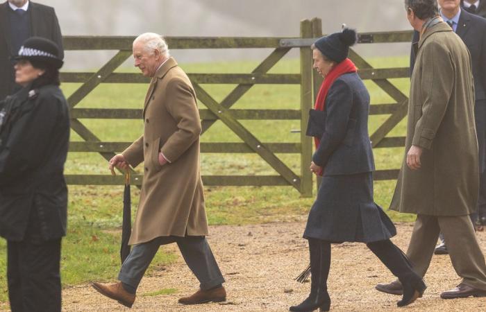 Le roi Charles et la princesse Anne font une rare sortie commune alors qu’ils vont à l’église de Sandringham