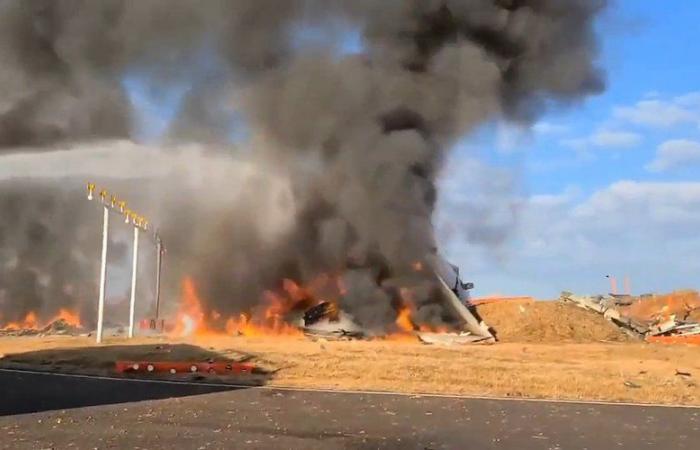 un avion s’écrase sur la piste et prend feu, plusieurs dizaines de morts en Corée du Sud