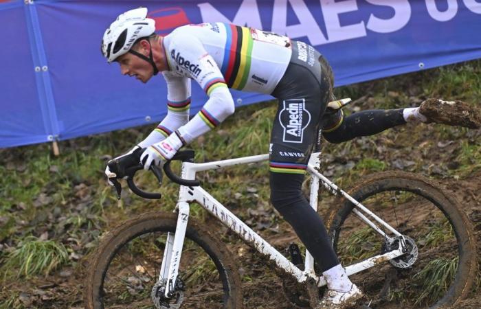 Mathieu van der Poel s’envole en pilote automatique vers la victoire à la Coupe du monde de Besançon