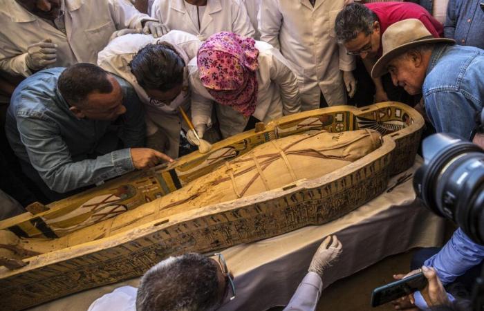 A Louxor, en Egypte, un sarcophage réenterré découvert par des équipes françaises