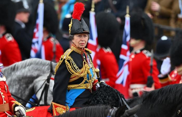 Le roi Charles et la princesse Anne font une rare sortie commune alors qu’ils vont à l’église de Sandringham