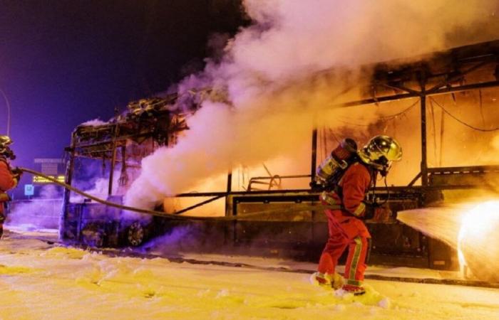 un bus entièrement détruit dans un incendie, une enquête va être ouverte