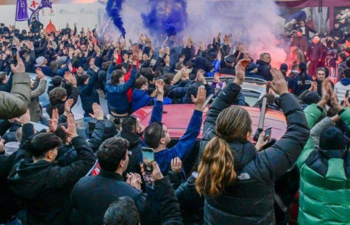 Foulards, chants, fumigènes. Tout le cœur de Fiesole : « Toujours à côté de vous »