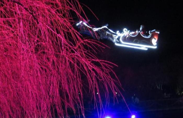 Dans cette ville du Morbihan, le Père Noël apparaît chaque soir dans le ciel