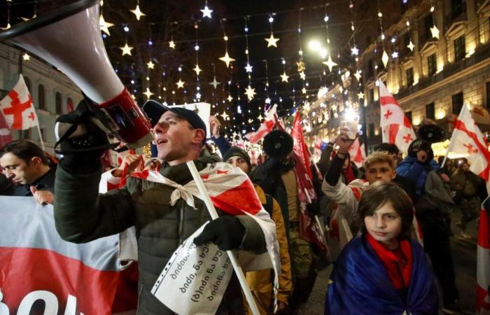 des milliers de manifestants se rassemblent avant l’investiture de Mikheïl Kavelashvili, le nouveau président contesté