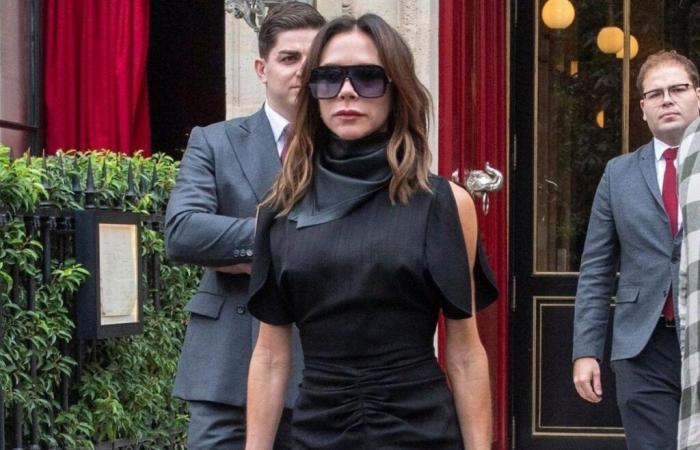 Porté par Victoria Beckham, le bracelet tennis s’impose comme l’accessoire chic de 2025