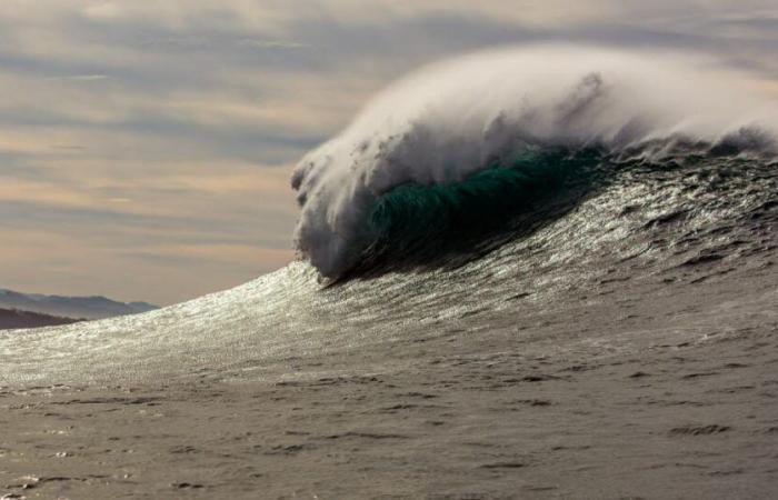 Pérou / Equateur. Des vagues de quatre mètres de haut frappent la côte, au moins un mort